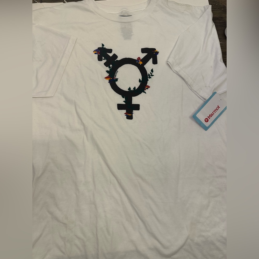 Read nwt Marmot White Tee with Symbol Design size xl
